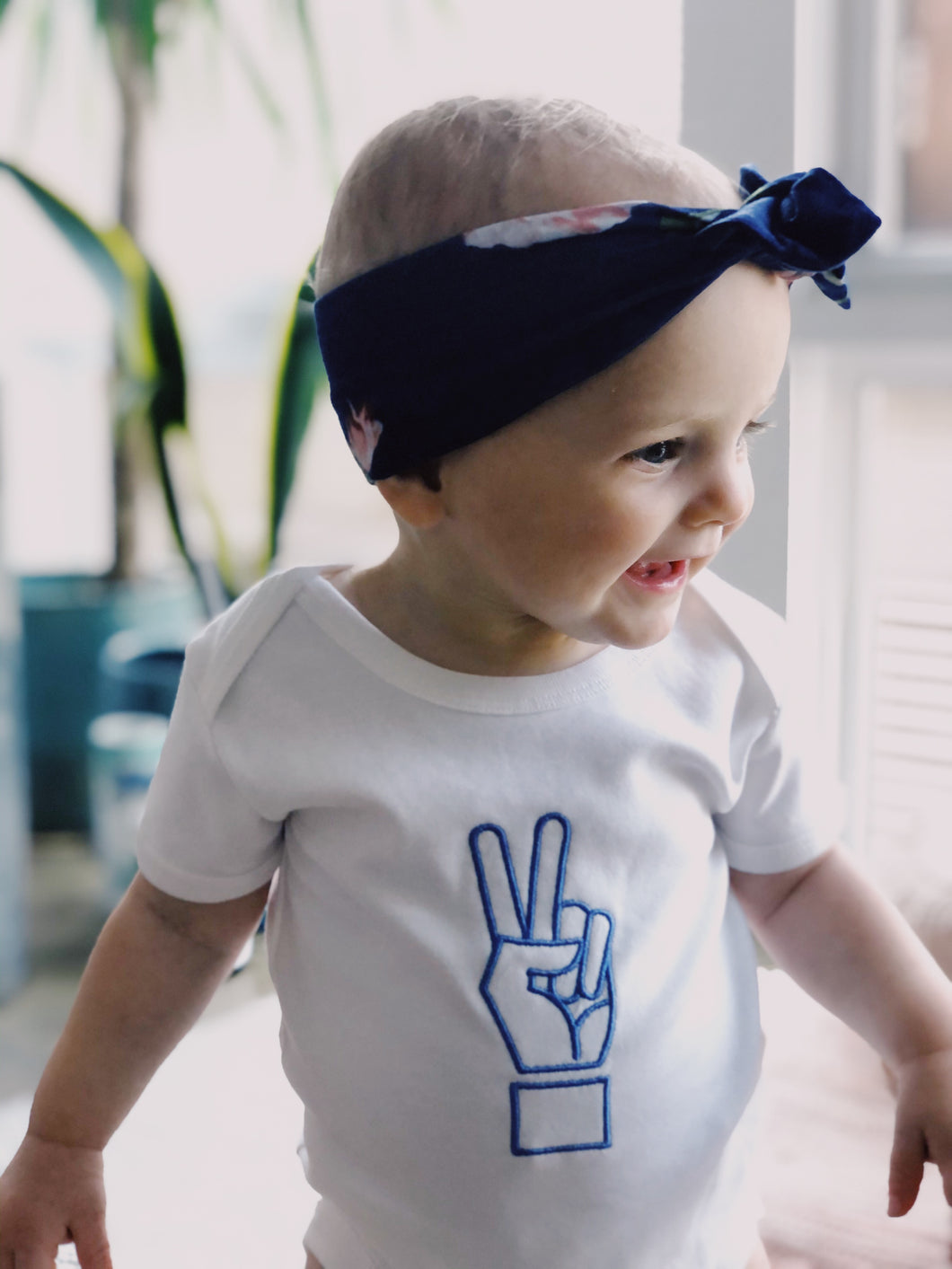Peace sign baby onesie white - The perfect baby gift!
